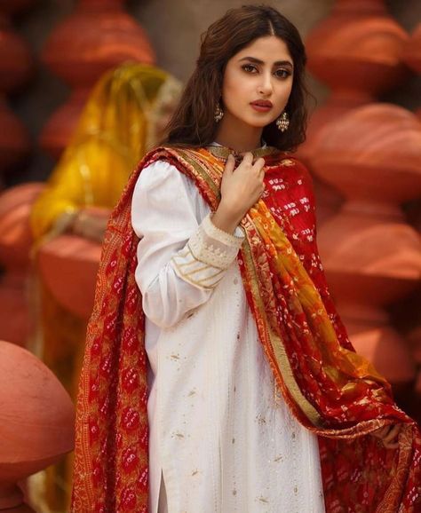 Styled in Pakistan on Instagram: “This red chunri dupatta is the perfect pop of color 😍” Sajal Ali Dresses, Punjabi Suit Salwar, Sajal Ahad, Dress Poses, Pakistan Clothes, Ahad Raza Mir, Ali Dress, Celebrities Outfits, Outfit Ideas Baggy