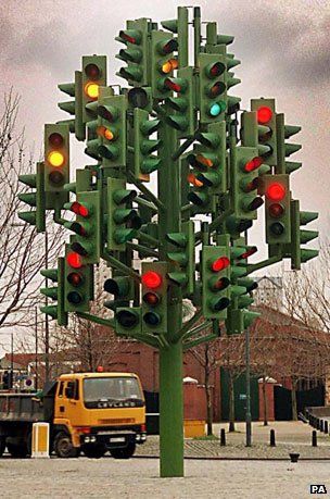 WTF?!?!  The Traffic Light Tree in London's Docklands Traffic Light Art, Traffic Aesthetic, Tyre Garden, Funny Road Signs, Light Tree, Funny Christmas Tree, Tree Sign, Traffic Lights, Christmas Tree Branches