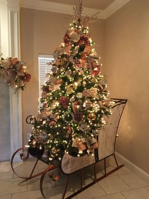 Primitive Country Christmas, Country Christmas Trees, Christmas Sleigh, White Christmas Decor, Beautiful Christmas Trees, Christmas Tree Design, Primitive Christmas, Christmas 2019, Country Christmas