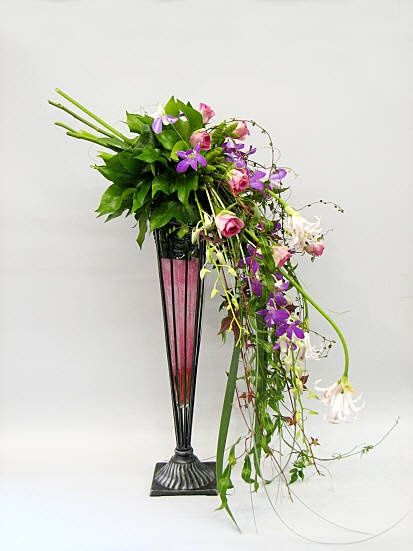 Fresh Flower Arrangement, Arreglos Ikebana, Cascade Design, Modern Floral Arrangements, Cascading Flowers, Large Flower Arrangements, Corporate Flowers, Flower Arrangement Designs, Flowers And Greenery