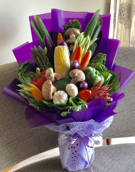 Mixed vegetables bouquet Homemade Flower Food, Cut Flower Food, Homemade Plant Food, Vegetable Bouquet, Edible Fruit Arrangements, Food Bouquet, Fruit Creations, Edible Bouquets, Bouquet Delivery