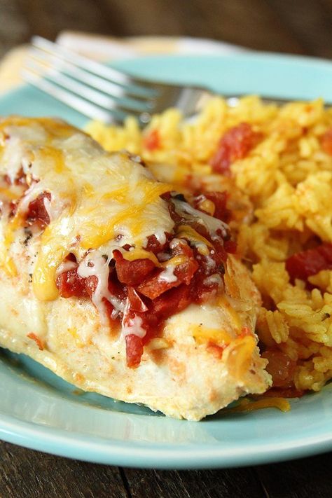 This Cheesy Salsa Chicken and Rice is the perfect one-dish meal. Prep and clean-up are a cinch and the flavors are amazing! Salsa Chicken And Rice, Cheesy Salsa Chicken, Million Dollar Pound Cake, Last Day Of Winter, Crockpot Meal, Cuban Food, Skillet Recipes, Salsa Chicken, Tailgating Recipes