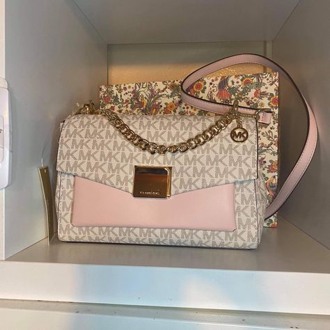 Original With Tags! Beautiful And Stylish Pink Mk Purse, Micheal Kors Crossbag Pink, Michael Kors Bag Aesthetic, Cute Purses For Teens, Ladies Purses Handbags, Pink Gucci Purse, Pink Designer Bags, Michael Kors Handbags Pink, Purses Aesthetic