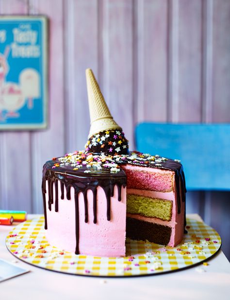 This Neapolitan ice cream cake is a retro showstopper with vanilla, chocolate and strawberry sponge. Funky Desserts, Neapolitan Ice Cream Cake, Illusion Cake, Illusion Cakes, Perfect Cake Recipe, Cake Recipes Uk, Showstopper Cakes, Santa Cake, Nursing Cake