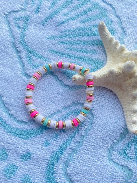 𝐜𝐮𝐭𝐞 𝐥𝐨𝐯𝐞 𝐭𝐡𝐢𝐬 𝐏𝐫𝐞𝐩𝐩𝐲 Pink Preppy Bracelet Ideas, Color Block Bracelet, Preppy Bracelet Ideas, Brackets Ideas, Preppy Clay Bead Bracelets, Pink Clay Bead Bracelet, Bracket Ideas, Bracelet Preppy, Pink Bracelets