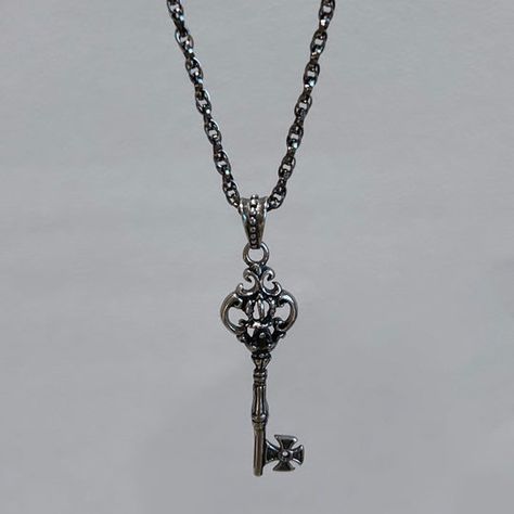 Necklace Inspo Silver, Lock Necklace Aesthetic, 2010 Jewelry, Goth Aesthetic Outfit, Medieval Goth, Necklaces Aesthetic, Aesthetic Necklace, Necklace Aesthetic, Cool Jewelry