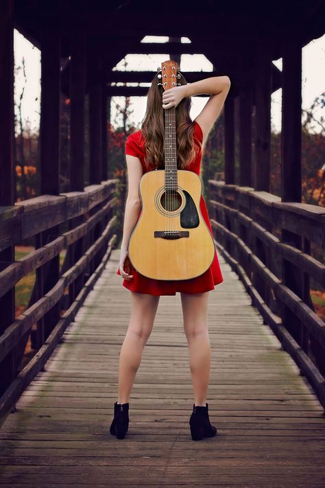 Senior picture Musician Photoshoot Outdoor, Senior Pictures With Guitar, Photoshoot With Guitar, Guitar Senior Pictures, Guitar Photoshoot, Guitarist Photography, Guitar Sunset, Guitar Portrait, Music Photoshoot