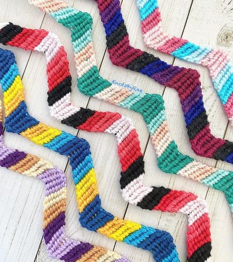 These unique Zig zag patterned friendship bracelets add an extra pop to any outfit. Sting Bracelets Pattern, Zigzag Friendship Bracelets, Friendship Bracelets Zig Zag, Zig Zag Friendship Bracelet Pattern, Zig Zag Friendship Bracelet, Sting Bracelets, Zig Zag Bracelet, 4h Ideas, Brazilian Bracelet