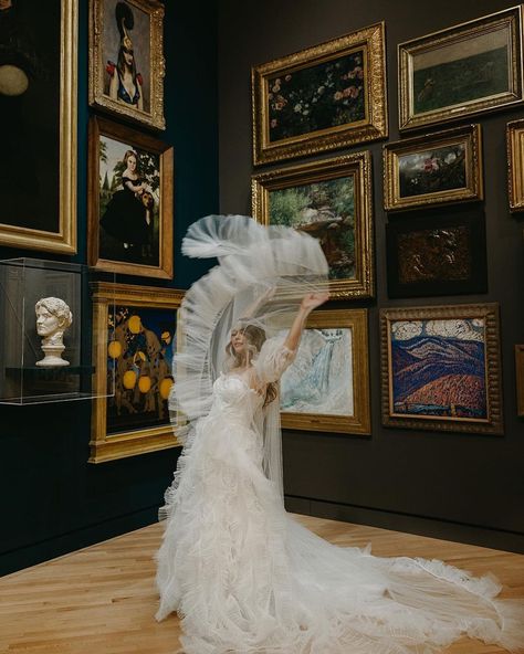 Elopement Aesthetic, Party Poses, Bridal Party Poses, Elegant Wedding Themes, Art Museum Wedding, Wedding Parties Colors, Art Gallery Wedding, Prom Photoshoot, Wedding Day Photos