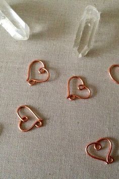 Wire Clasp, Wire Heart, Wire Jewelry Making, Wire Wrapped Jewelry Tutorials, Bijoux Fil Aluminium, Wire Jewelry Tutorial, Wire Jewelry Designs, Heart Shaped Jewelry, Diy Wire Jewelry