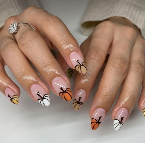 Pumpkin Outline Nails, Pumpkin Nails Square, Short Fall Nail Designs Autumn, Pumpkin Tip Nails, Pumpkin French Nails, Thanksgiving Nails French Tip, Short Pumpkin Nails, Snoopy Nails Fall, Pumpkin French Tip Nails