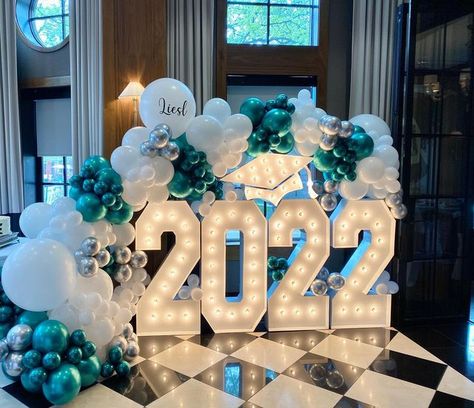 Alpha-LIT Marquee Letters on Instagram: "It’s graduation season! Stand out from the rest by adding our brand new grad cap marquee to your order today 🎓 Link in bio to book . . . #detroit #birminghammi #annarbor #bloomfieldhills #detroitweddings #marqueeletters #marqueelights #metrodetroitbride #detroitpartyscene #detroitvseverybody #metrodetroitmom #metrodetroit #michiganweddings #detroitbride #michiganbride #detroitbday #wedding #detroitweddingphotographer #lightupletters #lightuplettersdetroi Grad Marquee Letters With Balloons, Grad Marquee Letters, Balloon Tutorials, Graduation Letter, 2025 Graduation, Graduation Party Diy, Graduation Party Centerpieces, Garden Theme Wedding, College Graduation Parties