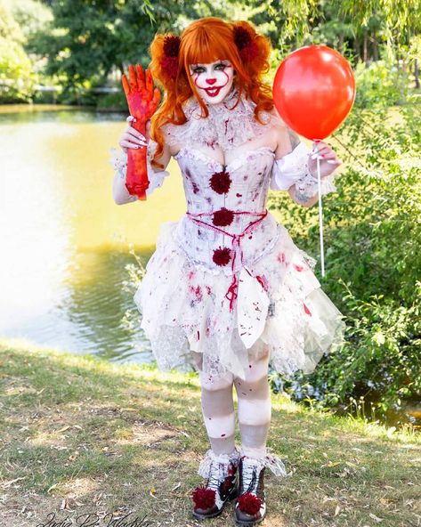 If you have a phobia of clowns, it's probably because Stephen King's It ruined your childhood. Luckily for horror movie fans everywhere, the remake is here to Hollowen Coustums, Diy Pennywise Costume For Women, Penny Wise Costume, Pennywise Halloween Costume, Pennywise Cosplay, Pennywise Halloween, Diy Fantasia, Halloween Makeup Clown, Handmade Halloween Costumes