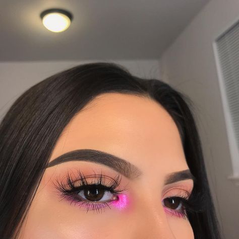 Makeup Tips And Tricks, Make Up Designs, Pink Eye Makeup, Pink Eye, Valentines Makeup, Beauty Make-up, Makijaż Smokey Eye, Colorful Eye Makeup, Makeup Eye Looks