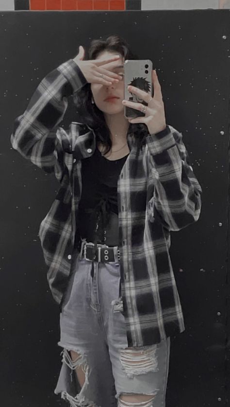 Korean Grunge Aesthetic, Korean Grunge, Aesthetics Outfits, Grunge Aesthetics, Outfit Ideas Korean, Look Grunge, Flannel Outfits, Power Of Makeup, Aesthetic Outfit Ideas