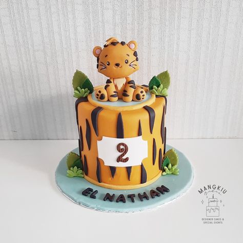 Tiger Theme Cake, Tiger Cakes, Tiger Birthday Cake, Jungle Theme Cakes, 1st Bday Cake, Tiger Cake, Boys 1st Birthday Cake, Baby Boy Birthday Cake, Sugar Paste Flowers