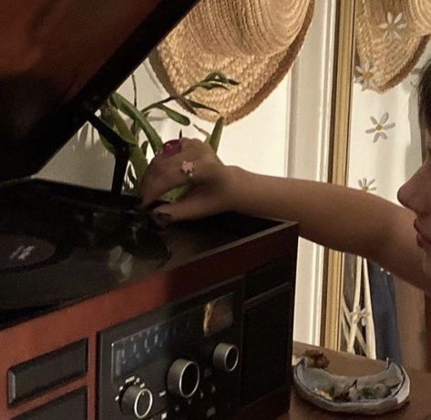 Record Player, Old Fashioned, Taylor Swift, Swift, A Woman, Instagram Profile, On Instagram, Instagram, Record Players