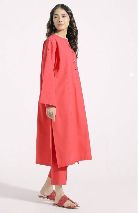 Red Shalwar Kameez, Plain Shalwar Kameez, Women Winter Dresses, Khaadi Kurta, Decent Dresses, Emmy Red Carpet, Suits Design Latest, Ready To Wear Dress, Red Colour Dress