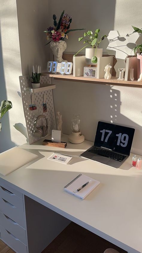 Sunny desk setup Aesthetic Study Space Ideas, Aesthetic Student Desk Setup, Study Environment Room, Student Dorm Ideas, Organized Desk Setup, Desk Ideas For Studying, Aesthetic Desk Setup Bedroom, Aesthetic Student Room Decor, Aesthetic Study Desk Design