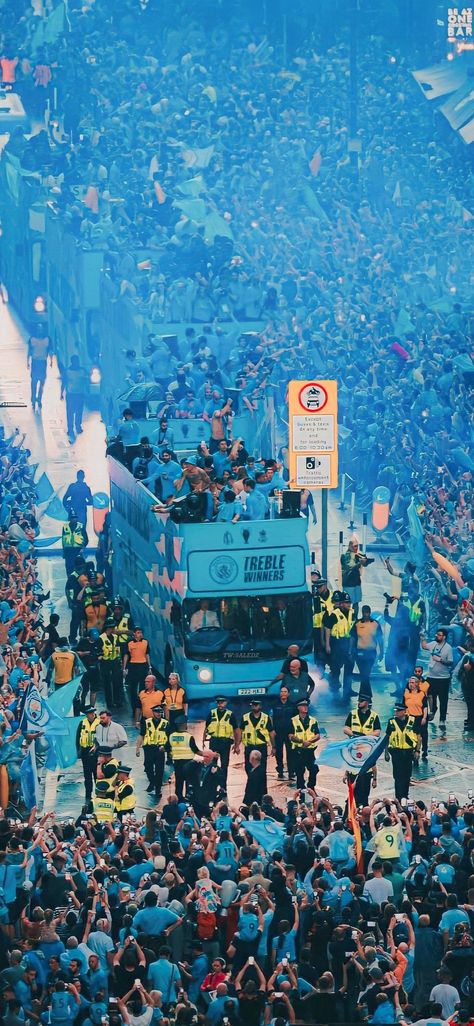 Manchester City parade 💙 Man City Treble, Manchester City Treble, Man City Team, Manchester City Wallpaper, Football Players Images, Football Photography, Manchester City Football Club, Football Images, Soccer Poster