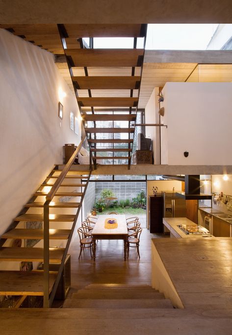 Juranda House by Apiacás Arquitetos. Escalier Design, Japanese Interior, Split Level, Japanese House, Staircases, Open Floor, Open Floor Plan, 인테리어 디자인, Interior Architecture Design