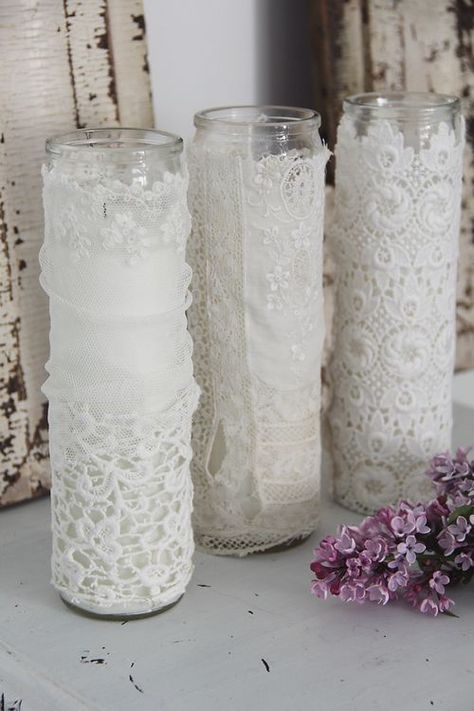 De la dentelle sur des vases élancés. Pillar Candles Wedding, Lace Candles, Candle Crafts Diy, Candle Wrap, Free Your Mind, Altered Bottles, Craft Wedding, Candles Crafts, Wedding Candles