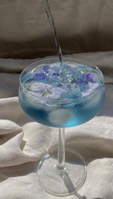 Blue Alcoholic Drinks Aesthetic, Food Blue Aesthetic, Blue Drinks Non Alcoholic, Drink Azul, Celeste Aesthetic, Mocktail Party, Blue Drinks, Everything Is Blue, Baby Blue Aesthetic