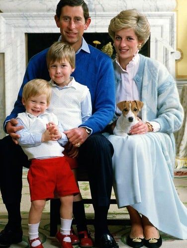 1986 Welcome to the Christmas card, Tigga! The sweet pooch looked so comfy on Princess Diana's lap, while the children--in typical kid fashion--just couldn't hold still and smile for the camera. Still, this group shot is adorable. Vévodkyně Kate, Royal Family Christmas, Princ Harry, Chelsy Davy, Prince William Et Kate, Royal Family Portrait, Prins William, Prinz Charles, Princesa Real