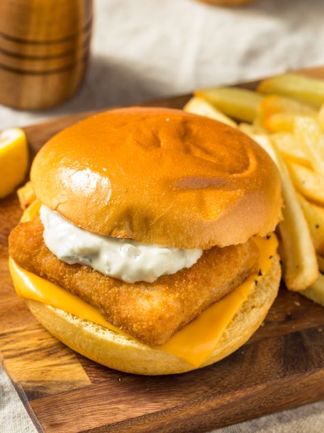 Step-by-step guide to make the perfect Filet-O-Fish burger Fillet O Fish, Filet O Fish, Fish Burger, Homemade Tartar Sauce, Fish Fillets, Low Fat Cheese, Tartar Sauce, White Fish, Burger Buns