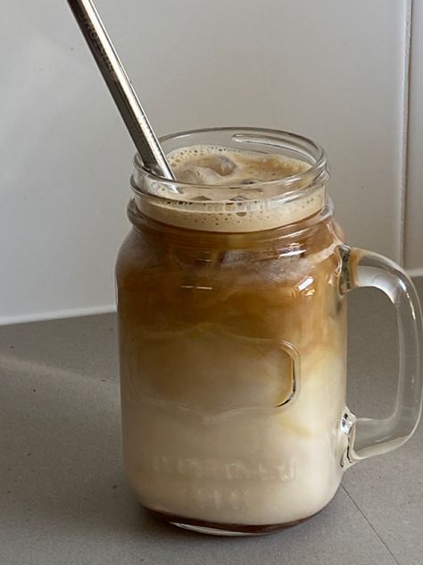 Iced Coffee Recipe, Pretty Coffee, Coffee Obsession, Coffee Recipe, Pretty Drinks, Think Food, Cold Coffee, Aesthetic Coffee, Coffee Love