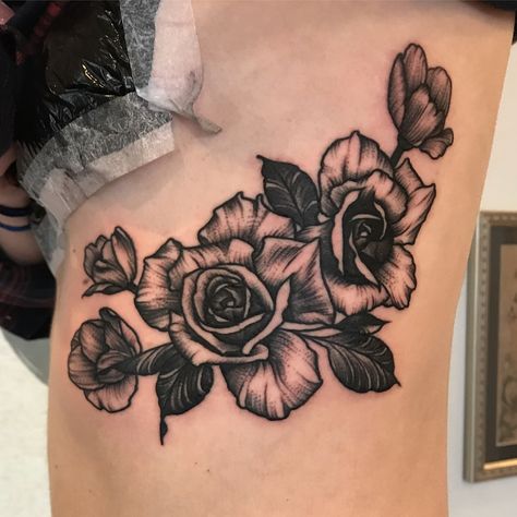 Rose and tulip black and white rib tattoo Roses On Ribs Tattoo, Rib Cage Cover Up Tattoo, Cover Up Tattoos Ribs Side, Coverup Tattoo Ideas Ribs, Roses Rib Tattoo, Plus Size Rib Tattoo, Rib Tattoo Cover Up Ideas For Women, Rib Cage Cover Up Tattoos For Women, Rib Tattoo Cover Up