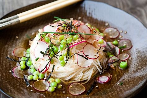 If you hear "Japanese food" and think of just sushi and sashimi, these 20 Japanese recipes will introduce you to a flavorful new food culture. Somen Noodles, Summer Food Recipes, Japan Sushi, Japanese Summer, Food Japanese, Japanese Noodles, Scandinavian Food, Japanese Cooking, Japanese Dishes