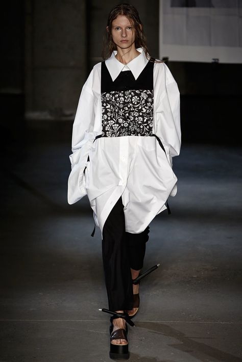 MM6 Maison Margiela Spring 2015 Ready-to-Wear collection, runway looks, beauty, models, and reviews. Winter Typ, 2015 Trends, 가을 패션, Mode Inspo, Looks Style, New York Fashion, New York Fashion Week, Runway Fashion, Mac