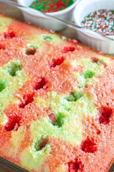 Easy Jello Cake Recipe, Holiday Jello, Jello Cake Recipes, Christmas Jello, Jelly Desserts, Jello Cake, Jello Desserts, Poke Cake Recipes, Poke Cakes