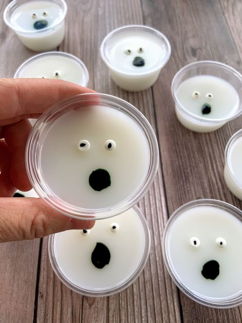 Ghost Jello Shots - My Mini Adventurer Halloween Shooters, White Jello, Epic Halloween Party, Spooky Movie Night, Jello Shooters, Halloween Jello Shots, Halloween Jello, Halloween Shots, Halloween Party Drinks