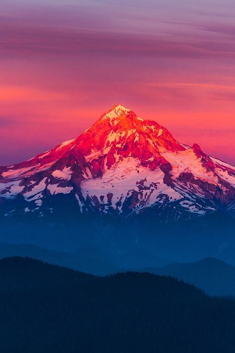 Mt.Hood Oregon sooooo beautiful! Mountain Wallpaper Iphone, Iphone Wallpaper Mountains, Frühling Wallpaper, Holiday Iphone Wallpaper, December Wallpaper, Sunrise Wallpaper, Christmas Wallpaper Free, Halloween Wallpaper Backgrounds, Amoled Wallpapers