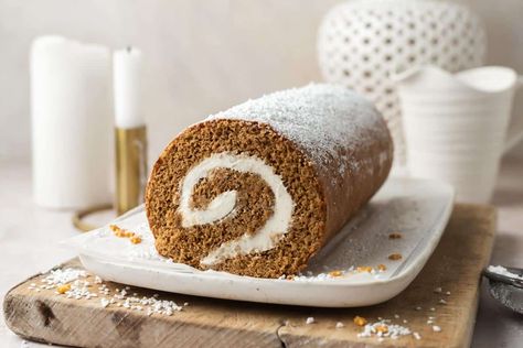 Gingerbread Swiss Roll Cake, Gingerbread Swiss Roll, Gingerbread Roll Cake, Christmas Swiss Roll, Christmas Sweets Easy, Swiss Rolls, Swedish Food, Winter Baking, Swiss Roll Cake