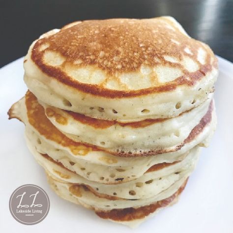 Classic Fluffy Sour Cream Pancakes Pancakes Sour Cream, Simple Pancake Recipe, Simple Pancake, Sour Cream Pancakes, Breakfast Dessert Recipes, Cream Pancakes, Yummy Pancake Recipe, Pancake Recipe Easy, Tasty Pancakes