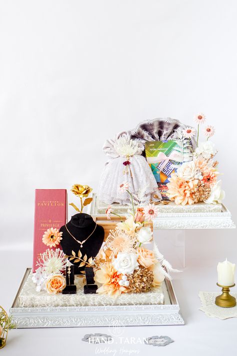 "Seserahan Modern: Sentuhan kontemporer untuk nuansa pernikahan yang segar." Gift Flowers, Ring Box, Flower Gift, Diy And Crafts, Gift Box, Instagram Photos, Photo And Video, Instagram Photo, Ring