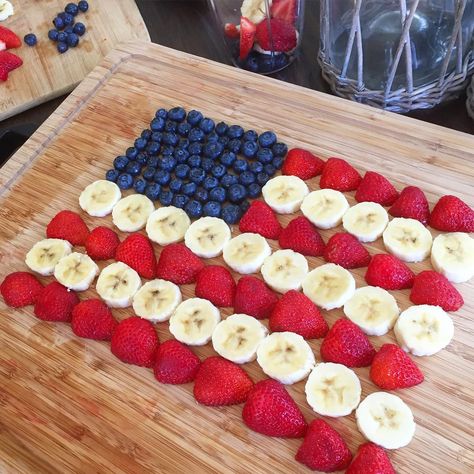 Happy 4th everyone! What are you doing today? I'm prepping this fruit flag for our bbq! 🇺🇸 Fruit Flag, Cassey Ho, People Food, Holiday Recipes Christmas, Healthy Eating Recipes, Food Festival, Clean Recipes, Christmas Dinner, Diy Food