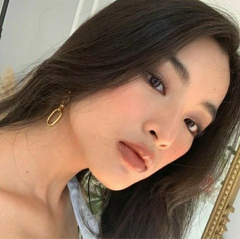 Soft Makeup Look Asian, Asian Model Makeup Natural, Subtle Asian Makeup, Asian Clean Girl Makeup, Clean Girl Makeup Asian, Clean Makeup Look Natural Fresh Face, Simple Nude Makeup Looks, Fresh Makeup Look Asian Natural, Soft Glam Makeup Asian