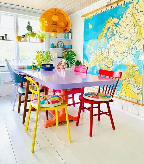 Colourful Dining Table, Colorful Kitchen Table, Colourful Dining Room, Bright Dining Room, Colourful Furniture, Colourful House, Bright Interior Design, Interior Design Crafts, Colourful Home Decor