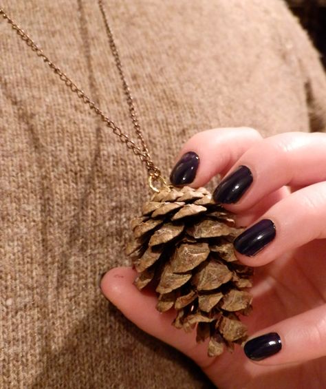 If you feel like getting crafty this #autumn, why not make a pine cone necklace! #diy Diy Statement Necklace, Christmas Jewelry Diy, Pinecone Necklace, Black Gold Jewelry, Diy Crafts Jewelry, Fall Jewelry, Jewelry Outfit, Fall Diy, Diy Schmuck