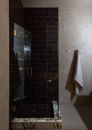 A dark and moody bathroom space with black tiled shower Black Tile Bathrooms, Moody Bathroom, California Room, Dark Tile, Mediterranean Interior, Spa Like Bathroom, Modern Farmhouse Exterior, Black Tiles, Black Shower