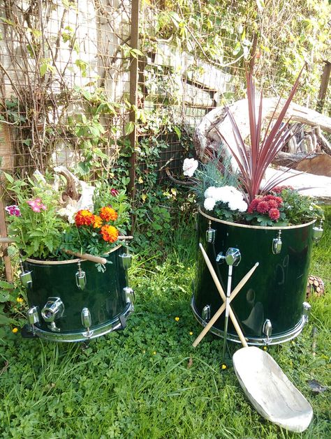 Drum planters Drum Planter Ideas, Sauce Cabinet, Repurposed Instruments, Drum Planters, Drum Decor, Drum Furniture, Hanging Patio Lights, Guitar Decorations, Planters Diy