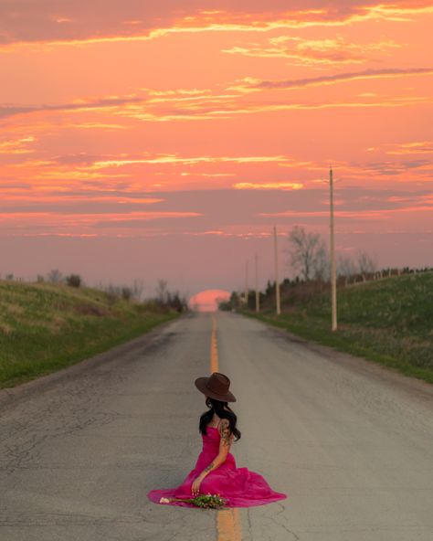 photo/young-woman-in-a-pink-dress-and-a-hat-sitting-in-the-middle-of-the-road-at-sunset- Roadside Photoshoot, Middle Of The Road Photoshoot, Forest Poses, Goa Photos, Road Photoshoot, Grad Poses, Horse Photography Poses, Bday Photoshoot, Road Painting