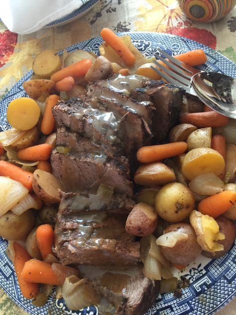 Slow Cooker Eye of Round Roast With Vegetables Crockpot Beef Roast, Slow Cooker Round Roast, Round Eye Steak Recipes, Round Roast Recipe, Roast Beef Crock Pot Recipes, Roast With Vegetables, Eye Of Round Roast, Eye Of Round, Crockpot Roast Recipes