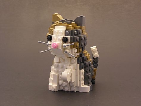 ok, this is just ridiculously cute. a little calico kitten with a pink nose, and little whiskers... all made out of white, grey, and bronze colored lego blocks.  it's just too adorable to even look at. Lego Hacks, Instructions Lego, Lego Sculptures, Construction Lego, Lego Animals, Lego Boards, Lego Diy, Calico Kitten, Lego Blocks