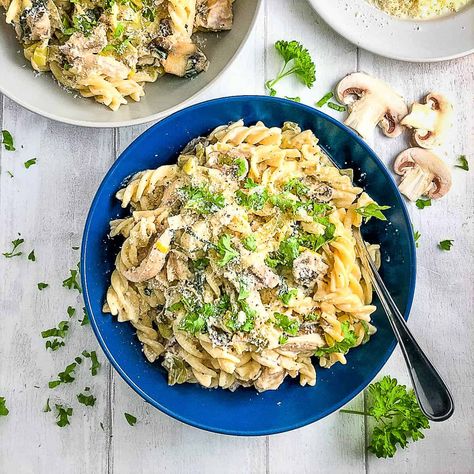 Chicken Mushroom Pasta, Creamy Chicken Pasta Recipes, Smoked Salmon Pasta, Chicken Pasta Dishes, Mushroom Recipes Pasta, Leek Recipes, Recipe Using Chicken, Quick Pasta Recipes, Creamy Pasta Dishes