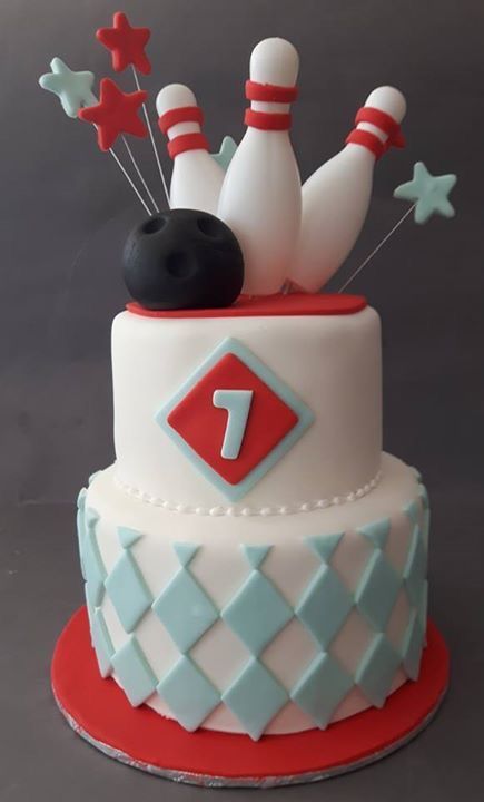 Bowling Cake Bowling Cakes, Kids Bowling Party, Bowling Wedding, Bowling Party Themes, Bowling Ideas, Art Party Cakes, Arcade Birthday Parties, Bowling Party Favors, Bowling Cake